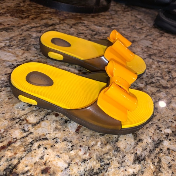 yellow slides nike